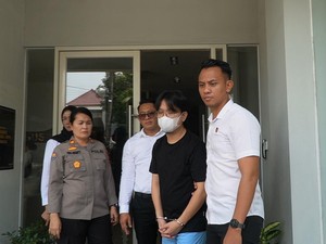 Penampakan Ivan Sugiamto Tersangka Paksa Siswa Gonggong Diserahkan ke Jaksa