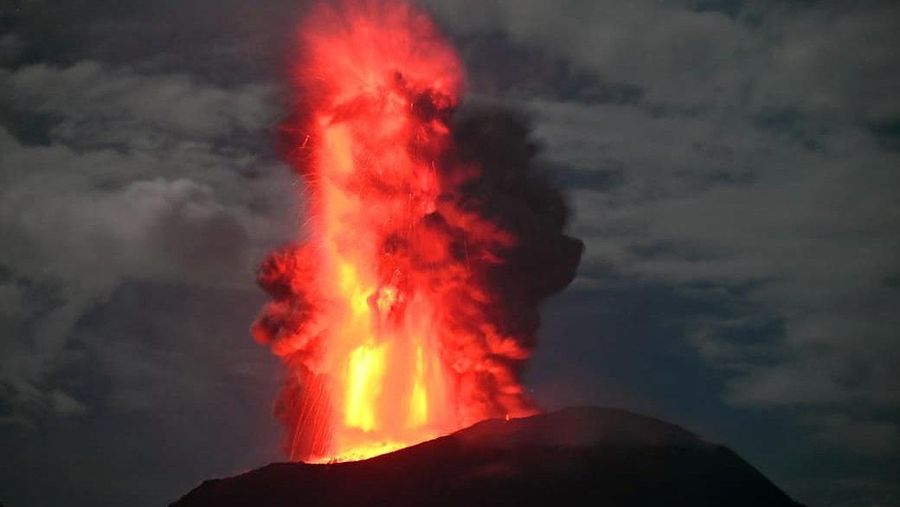 Lontaran lava pijar pada saat erupsi Gunungapi Ibu, Kabupaten Halmahera Barat, Maluku Utara, Sabtu (11/1). (Dok. Badan Geologi)