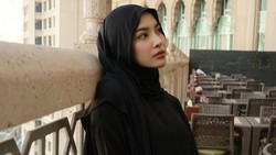 Penampilan Mahalini Curi Perhatian saat Umrah Pertama Kali