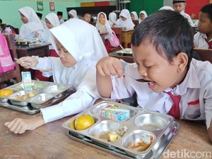 Program Makan Bergizi Gratis Digelar di Sumenep, Siswa: Makanannya Enak