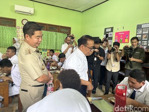 Menko PMK-Pj Gubernur Tinjau Makan Bergizi Gratis di SLBC Cahaya Jakut