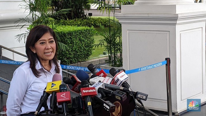 Menteri Digital (Komdigi) Meutya Hafid setelah rapat terbatas di Istana Negara, Senin (13/1/2025). (CNBC Indonesia/Emir Yanwardhana)