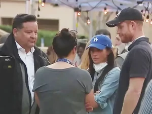 Video: Kala Meghan Markle Terjun Langsung Bantu Korban Kebakaran California