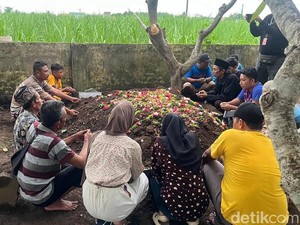 Ibu dan Anak Korban Ledakan di Mojokerto Dimakamkan Satu Liang Lahad
