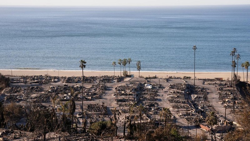 Rumah-rumah yang hancur akibat Kebakaran Palisades di sepanjang Pacific Coast Highway di Malibu, California, Minggu (12/1/2024). (AP Photo/Mark J. Terrill)