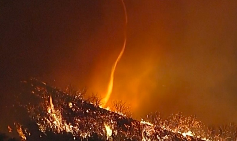Penampakan seperti tornado api kecil terlihat saat kebakaran hutan di Lembah San Fernando, Los Angeles, California, Amerika Serikat, Jumat (10/1/2025). (AP)