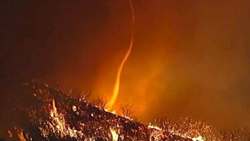 Penampakan seperti tornado api kecil terlihat saat kebakaran hutan di Lembah San Fernando, Los Angeles, California, Amerika Serikat, Jumat (10/1/2025). (AP)