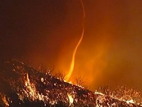 Detik-Detik Tornado Api Mucul di Kebakaran Bak 'Neraka' Los Angeles AS