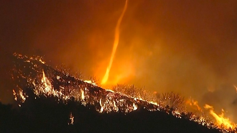 Penampakan seperti tornado api kecil terlihat saat kebakaran hutan di Lembah San Fernando, Los Angeles, California, Amerika Serikat, Jumat (10/1/2025). (AP)