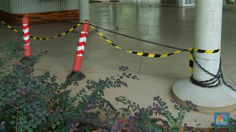 Pengunjung melintas disamping taman yang diberi pembatas di Kawasan Tebet Eco Park, Jakarta, Senin,(13/1/2025). Viral permainan Koin Jagat yang banyak diikuti remaja di Jakarta. Dinas Pertamanan dan Hutan (Distamhut) Kota Provinsi DKI Jakarta memasang pembatas. (CNBC Indonesia/Muhammad Sabki) Pengunjung melintas disamping taman yang diberi pembatas di Kawasan Tebet Eco Park, Jakarta, Senin,(13/1/2025). Viral permainan Koin Jagat yang banyak diikuti remaja di Jakarta. Dinas Pertamanan dan Hutan (Distamhut) Kota Provinsi DKI Jakarta memasang pembatas. (CNBC Indonesia/Muhammad Sabki)