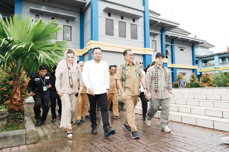 Penjabat (Pj) Gubernur Kaltim Akmal Malik didampingi Ketua DPRD dan Sekda Provinsi Kaltim Sri Wahyuni serta pimpinan perangkat daerah terkait lingkup Pemprov Kaltim melakukan kunjungan kerja ke wilayah tengah Benua Etam, yaitu Kabupaten Kutai Kartanegara, Kutai Barat dan Mahakam Ulu, pada 13-16 Januari 2025. (Istimewa)