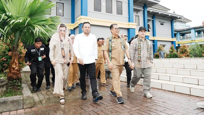 Penjabat (Pj) Gubernur Kaltim Akmal Malik didampingi Ketua DPRD dan Sekda Provinsi Kaltim Sri Wahyuni serta ketua perangkat wilayah mengenai lingkup Pemprov Kaltim melakukan kunjungan kerja ke wilayah tengah Benua Etam, ialah Kabupaten Kutai Kartanegara, Kutai Barat dan Mahakam Ulu, pada 13-16 Januari 2025. (Istimewa) Penjabat (Pj) Gubernur Kaltim Akmal Malik didampingi Ketua DPRD dan Sekda Provinsi Kaltim Sri Wahyuni serta ketua perangkat wilayah mengenai lingkup Pemprov Kaltim melakukan kunjungan kerja ke wilayah tengah Benua Etam, ialah Kabupaten Kutai Kartanegara, Kutai Barat dan Mahakam Ulu, pada 13-16 Januari 2025. (Istimewa)