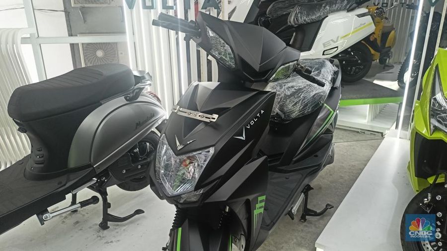 Penjualan motor listrik di awal tahun cukup tersendat imbas tidak adanya subsidi Rp 7 juta dari pemerintah. Pantauan վ di dua diler motor listrik wilayah Jakarta Selatan pada Senin (13/1/2024) minim pengunjung yang datang. (Dok. Istimewa)