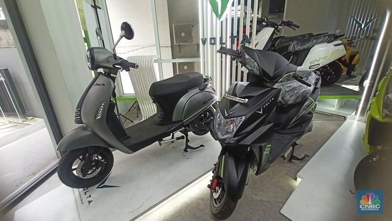 Penjualan motor listrik di awal tahun cukup tersendat imbas tidak adanya subsidi Rp 7 juta dari pemerintah. Pantauan CNBC Indonesia di dua diler motor listrik wilayah Jakarta Selatan pada Senin (13/1/2024) minim pengunjung yang datang. (CNBC Indonesia/Ferry Sandi) Penjualan motor listrik di awal tahun cukup tersendat imbas tidak adanya subsidi Rp 7 juta dari pemerintah. Pantauan CNBC Indonesia di dua diler motor listrik wilayah Jakarta Selatan pada Senin (13/1/2024) minim pengunjung yang datang. (CNBC Indonesia/Ferry Sandi)