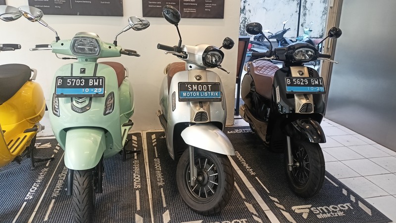 Penjualan motor listrik di awal tahun cukup tersendat imbas tidak adanya subsidi Rp 7 juta dari pemerintah. Pantauan CNBC Indonesia di dua diler motor listrik wilayah Jakarta Selatan pada Senin (13/1/2024) minim pengunjung yang datang. (CNBC Indonesia/Ferry Sandi) Penjualan motor listrik di awal tahun cukup tersendat imbas tidak adanya subsidi Rp 7 juta dari pemerintah. Pantauan CNBC Indonesia di dua diler motor listrik wilayah Jakarta Selatan pada Senin (13/1/2024) minim pengunjung yang datang. (CNBC Indonesia/Ferry Sandi)