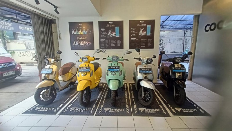 Penjualan motor listrik di awal tahun cukup tersendat imbas tidak adanya subsidi Rp 7 juta dari pemerintah. Pantauan CNBC Indonesia di dua diler motor listrik wilayah Jakarta Selatan pada Senin (13/1/2024) minim pengunjung yang datang. (CNBC Indonesia/Ferry Sandi)