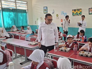 Wamen Investasi Tinjau Makan Bergizi Gratis di SDN Tangsel, Ini Menunya