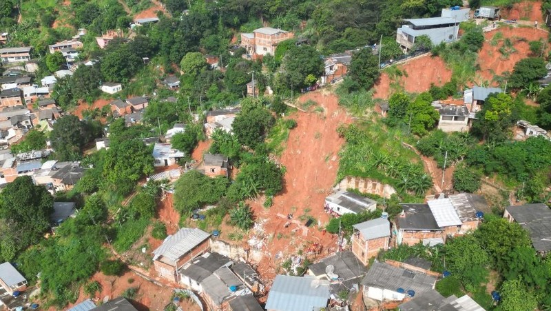 Sebanyak 10 orang tewas akibat tanah longsor nan disebabkan hujan deras di wilayah tenggara Brasil pada Minggu (12/1) waktu setempat. (NILMAR LAGE/AFP)