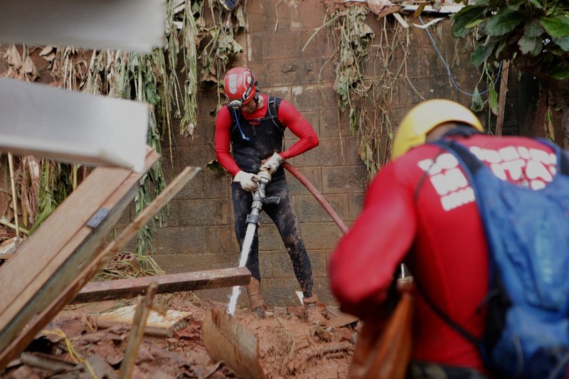 Sebanyak 10 orang tewas akibat tanah longsor yang disebabkan hujan deras di wilayah tenggara Brasil pada Minggu (12/1) waktu setempat. (NILMAR LAGE/AFP) Sebanyak 10 orang tewas akibat tanah longsor yang disebabkan hujan deras di wilayah tenggara Brasil pada Minggu (12/1) waktu setempat. (NILMAR LAGE/AFP)
