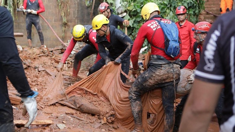 Sebanyak 10 orang tewas akibat tanah longsor yang disebabkan hujan deras di wilayah tenggara Brasil pada Minggu (12/1) waktu setempat. (NILMAR LAGE/AFP)