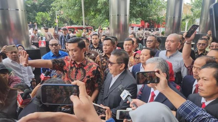 Sekjen PDIP Hasto Kristiyanto di gedung Merah Putih KPK, Jakarta, Senin (13/1/2025). (Adrial/detikcom)