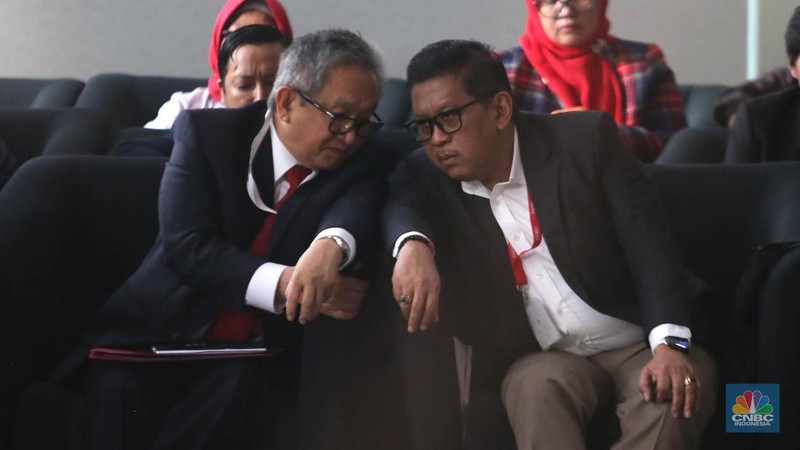 Sekretaris Jenderal (Sekjen) PDI Perjuangan Hasto Kristiyanto saat memenuhi Panggilan KPK di Jakarta, Senin (13/1/2025). (CNBC Indonesia/Muhammad Sabki)