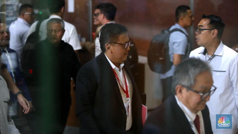 Sekretaris Jenderal (Sekjen) PDI Perjuangan Hasto Kristiyanto saat memenuhi Panggilan KPK di Jakarta, Senin (13/1/2025). (CNBC Indonesia/Muhammad Sabki)