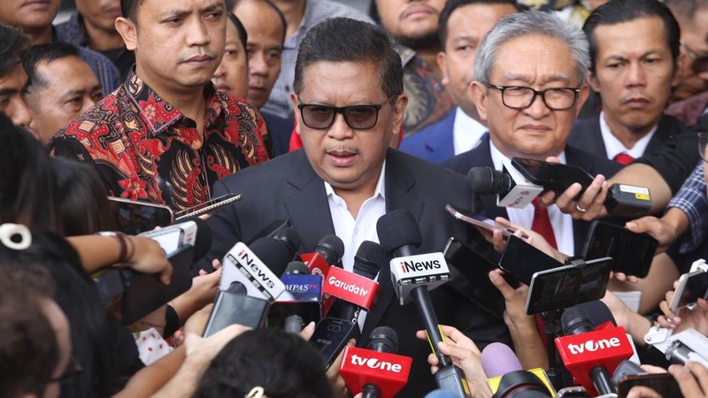 Sekretaris Jenderal (Sekjen) PDI Perjuangan Hasto Kristiyanto saat memenuhi Panggilan KPK di Jakarta, Senin (13/1/2025). (CNBC Indonesia/Muhammad Sabki)