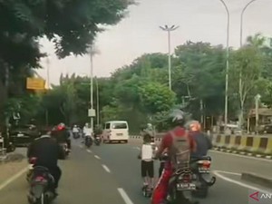 Viral Bocah Main Skuter di Tengah Jalan Jaktim, Pemkot Imbau Ortu Awasi
