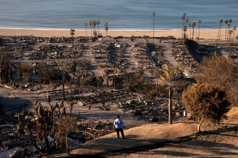 Rumah-rumah yang hancur akibat Kebakaran Palisades di sepanjang Pacific Coast Highway di Malibu, California, Minggu (12/1/2024). (AP Photo/Mark J. Terrill)