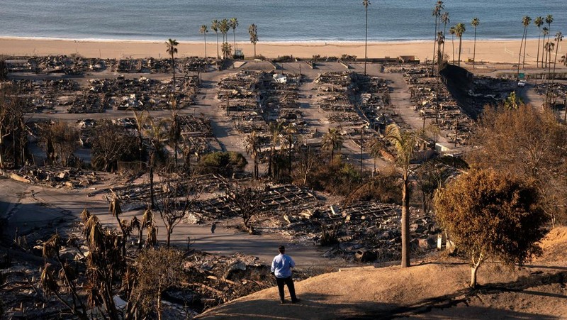 Rumah-rumah yang hancur akibat Kebakaran Palisades di sepanjang Pacific Coast Highway di Malibu, California, Minggu (12/1/2024). (AP Photo/Mark J. Terrill)