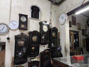 Cerita Tukang Reparasi Jam di Jalan Bahagia Cirebon Merawat Warisan