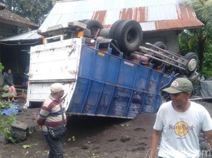 Truk Pasir Rem Blong Tabrak Rumah dan Warung di Karangasem