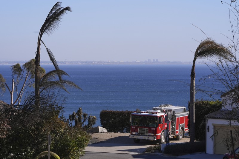 umah-rumah yang hancur akibat Kebakaran Palisades di sepanjang Pacific Coast Highway di Malibu, California, Minggu (12/1/2024). (AP Photo/Mark J. Terrill) Rumah-rumah yang hancur akibat Kebakaran Palisades di sepanjang Pacific Coast Highway di Malibu, California, Minggu (12/1/2024). (AP Photo/Mark J. Terrill)