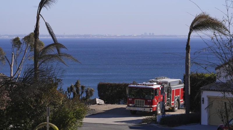 Rumah-rumah yang hancur akibat Kebakaran Palisades di sepanjang Pacific Coast Highway di Malibu, California, Minggu (12/1/2024). (AP Photo/Mark J. Terrill)