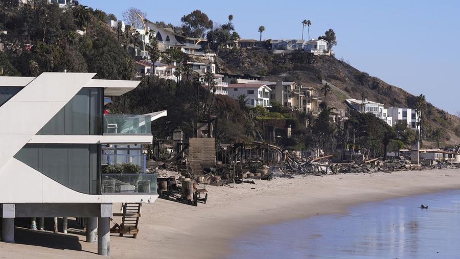Rumah-rumah yang hancur akibat Kebakaran Palisades di sepanjang Pacific Coast Highway di Malibu, California, Minggu (12/1/2024). (AP Photo/Mark J. Terrill)
