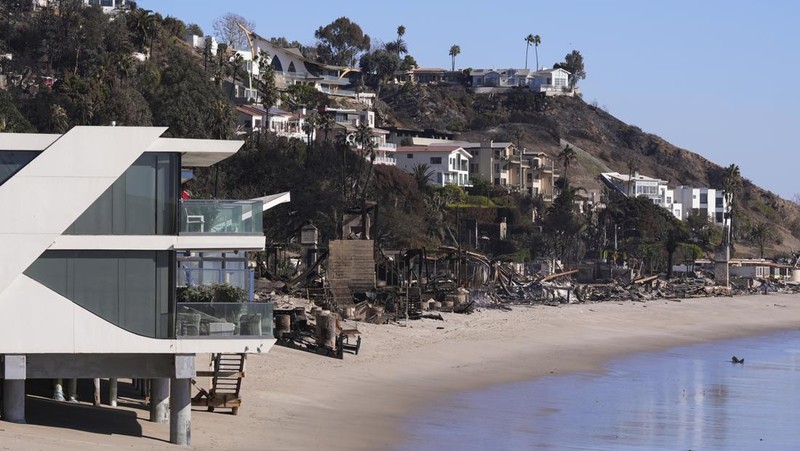 umah-rumah yang hancur akibat Kebakaran Palisades di sepanjang Pacific Coast Highway di Malibu, California, Minggu (12/1/2024). (AP Photo/Mark J. Terrill) Rumah-rumah yang hancur akibat Kebakaran Palisades di sepanjang Pacific Coast Highway di Malibu, California, Minggu (12/1/2024). (AP Photo/Mark J. Terrill)