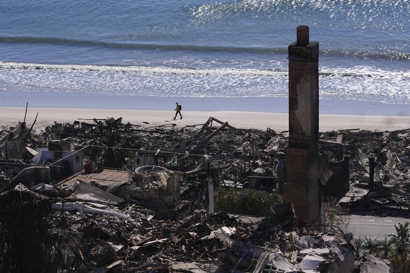 umah-rumah yang hancur akibat Kebakaran Palisades di sepanjang Pacific Coast Highway di Malibu, California, Minggu (12/1/2024). (AP Photo/Mark J. Terrill) Rumah-rumah yang hancur akibat Kebakaran Palisades di sepanjang Pacific Coast Highway di Malibu, California, Minggu (12/1/2024). (AP Photo/Mark J. Terrill)