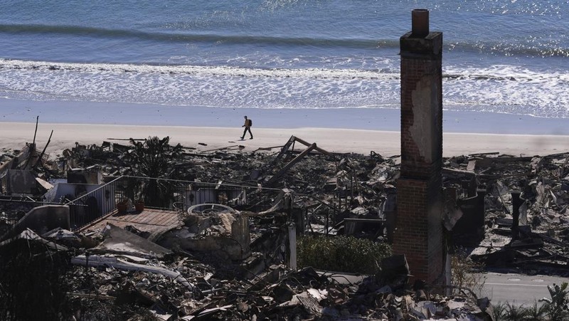 umah-rumah yang hancur akibat Kebakaran Palisades di sepanjang Pacific Coast Highway di Malibu, California, Minggu (12/1/2024). (AP Photo/Mark J. Terrill) Rumah-rumah yang hancur akibat Kebakaran Palisades di sepanjang Pacific Coast Highway di Malibu, California, Minggu (12/1/2024). (AP Photo/Mark J. Terrill)