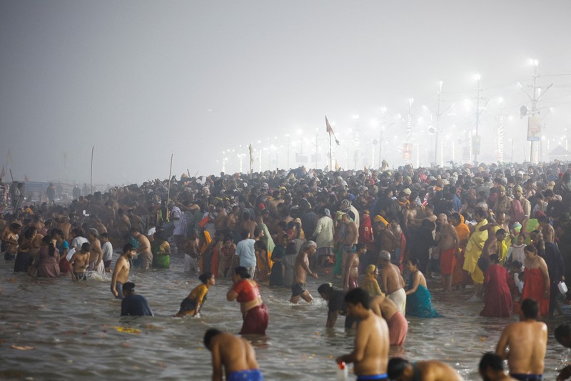 Umat Hindu di India mulai berendam di air suci Sangam, pertemuan sungai Gangga, Yamuna, dan Saraswati, selama festival Maha Kumbh Mela di Prayagraj, India, yang dimulai Senin (13/1). (REUTERS/Anushree Fadnavis) Umat Hindu di India mulai berendam di air suci Sangam, pertemuan sungai Gangga, Yamuna, dan Saraswati, selama festival Maha Kumbh Mela di Prayagraj, India, yang dimulai Senin (13/1). (REUTERS/Anushree Fadnavis)