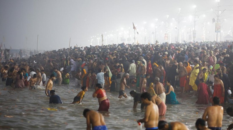 Umat Hindu di India mulai berendam di air suci Sangam, pertemuan sungai Gangga, Yamuna, dan Saraswati, selama festival Maha Kumbh Mela di Prayagraj, India, yang dimulai Senin (13/1). (REUTERS/Anushree Fadnavis)