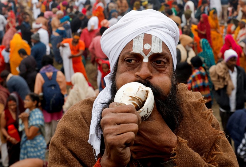 Umat Hindu di India mulai berendam di air suci Sangam, pertemuan sungai Gangga, Yamuna, dan Saraswati, selama festival Maha Kumbh Mela di Prayagraj, India, yang dimulai Senin (13/1). (REUTERS/Anushree Fadnavis) Umat Hindu di India mulai berendam di air suci Sangam, pertemuan sungai Gangga, Yamuna, dan Saraswati, selama festival Maha Kumbh Mela di Prayagraj, India, yang dimulai Senin (13/1). (REUTERS/Anushree Fadnavis)