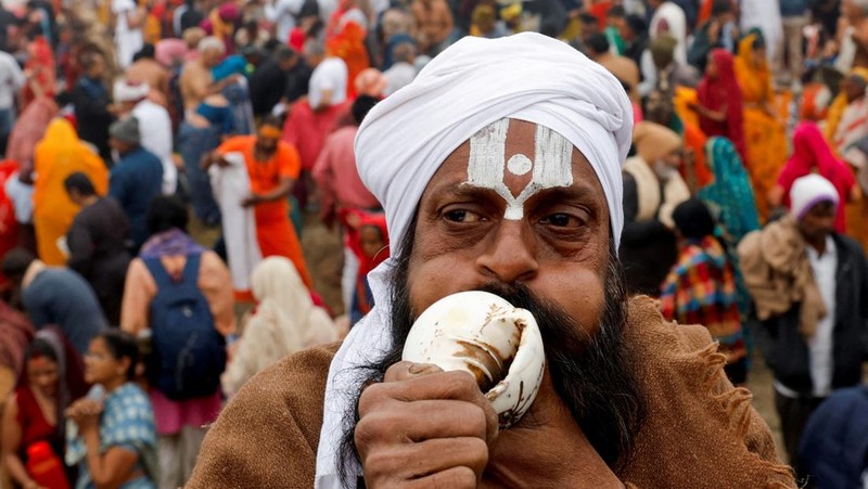 Umat Hindu di India mulai berendam di air suci Sangam, pertemuan sungai Gangga, Yamuna, dan Saraswati, selama festival Maha Kumbh Mela di Prayagraj, India, yang dimulai Senin (13/1). (REUTERS/Anushree Fadnavis)