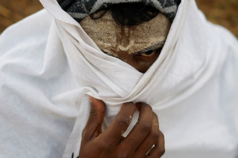 Umat Hindu di India mulai berendam di air suci Sangam, pertemuan sungai Gangga, Yamuna, dan Saraswati, selama festival Maha Kumbh Mela di Prayagraj, India, yang dimulai Senin (13/1). (REUTERS/Anushree Fadnavis) Umat Hindu di India mulai berendam di air suci Sangam, pertemuan sungai Gangga, Yamuna, dan Saraswati, selama festival Maha Kumbh Mela di Prayagraj, India, yang dimulai Senin (13/1). (REUTERS/Anushree Fadnavis)