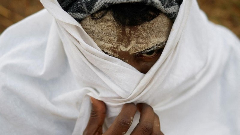 Umat Hindu di India mulai berendam di air suci Sangam, pertemuan sungai Gangga, Yamuna, dan Saraswati, selama festival Maha Kumbh Mela di Prayagraj, India, yang dimulai Senin (13/1). (REUTERS/Anushree Fadnavis)