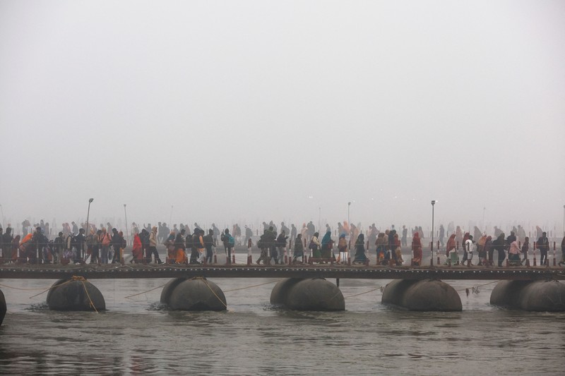 Umat Hindu di India mulai berendam di air suci Sangam, pertemuan sungai Gangga, Yamuna, dan Saraswati, selama festival Maha Kumbh Mela di Prayagraj, India, yang dimulai Senin (13/1). (REUTERS/Anushree Fadnavis) Umat Hindu di India mulai berendam di air suci Sangam, pertemuan sungai Gangga, Yamuna, dan Saraswati, selama festival Maha Kumbh Mela di Prayagraj, India, yang dimulai Senin (13/1). (REUTERS/Anushree Fadnavis)