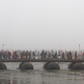 Ramai-Ramai Orang Mandi Bersama di Sungai Gangga India, Ada Apa?