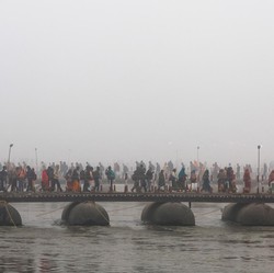 Ramai-Ramai Orang Mandi Bersama di Sungai Gangga India, Ada Apa?