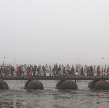 Ramai-Ramai Orang Mandi Bersama di Sungai Gangga India, Ada Apa?