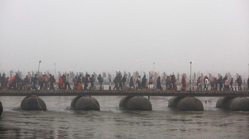 Umat Hindu di India mulai berendam di air suci Sangam, pertemuan sungai Gangga, Yamuna, dan Saraswati, selama festival Maha Kumbh Mela di Prayagraj, India, yang dimulai Senin (13/1). (REUTERS/Anushree Fadnavis)